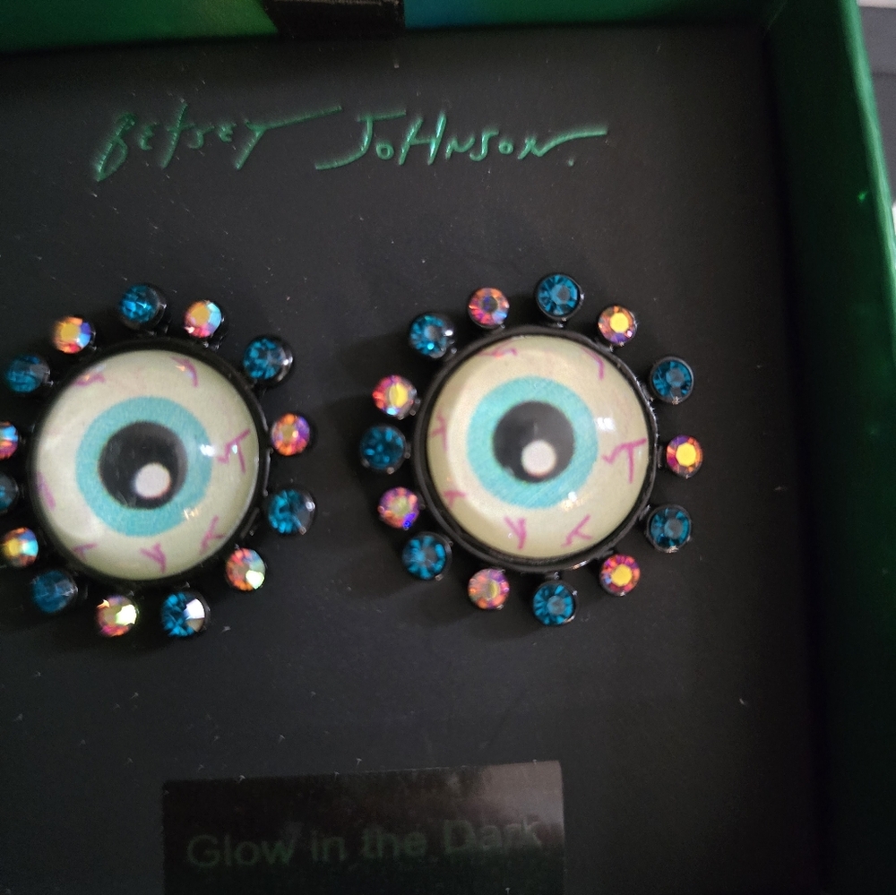 Betsey Johnson Eyeball button earrings! NWT - Picture 7 of 12